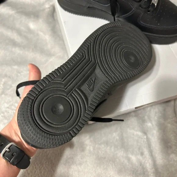 Selling size 8, black, Nike tennis shoes - Picture 2 of 4